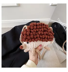 Détail du sac bandoulière hérisson fait main en crochet avec textures de tricotage
