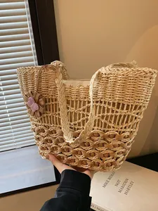 Grande borsa tote in paglia intrecciata con design traforato e ciondolo floreale da spiaggia