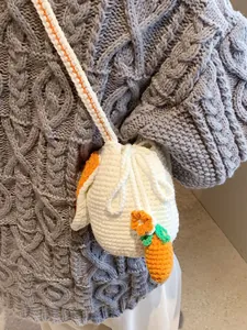 Sac seau blanc crocheté à la main avec décor carotte et bandoulière tissée artisanale