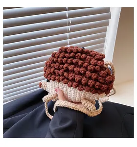 Détail du sac à bandoulière hérisson au crochet avec fil marron texturé et lanière