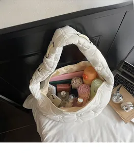 Capacité intérieure du sac matelassé blanc contenant ordinateur portable et accessoires