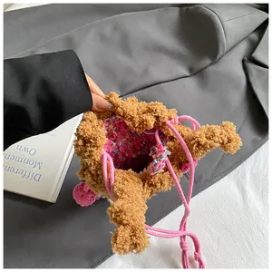 Détail intérieur du sac poussin en peluche marron avec cordon de serrage rose tissé