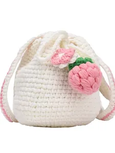 Sac seau tricoté main avec oreilles de lapin, pendentif fraise et décor fleuri