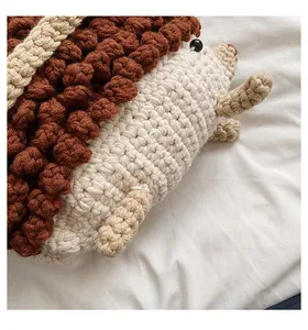 Gros plan sur le sac hérisson en crochet fait main avec texture détaillée au point pop-corn