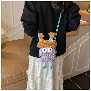 Détail du sac monstre crocheté main avec yeux de dessin animé et jambes bleues