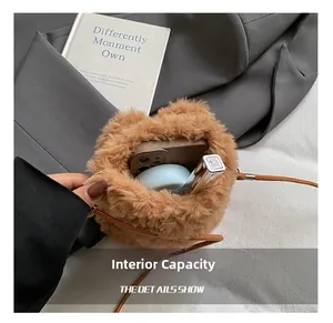 Capacidad interna del bolso de peluche con forma de corazón con espacio para móvil y labial