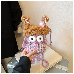 Détail du mini sac monstre crocheté à la main avec texture en tricot coloré et nœud