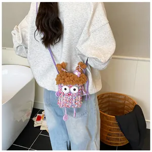 Détail du mini sac bandoulière au crochet coloré avec yeux cartoon et décor peluche