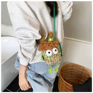 Détail du sac à bandoulière au crochet fait main avec de grands yeux sur sweat à capuche