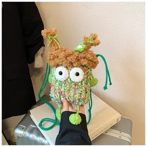 Détail d'un sac de dessin animé crocheté main avec fil multicolore et bordure en fourrure