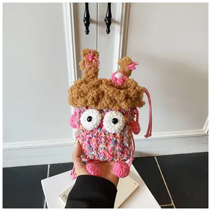 Détail de la pochette monstre crochetée main avec textures de fils et décor peluche