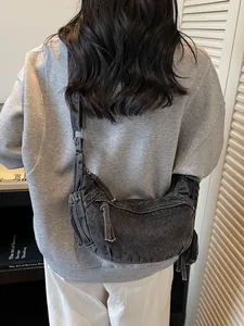 Borsa a tracolla a mezzaluna in denim grigio scuro vintage con cuciture a contrasto