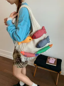 Grand sac à bandoulière en maille crème avec poissons en peluche colorés et franges