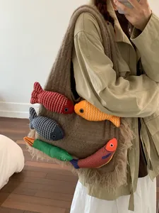 Grand sac cabas en tricot marron avec poissons colorés et franges pour femmes