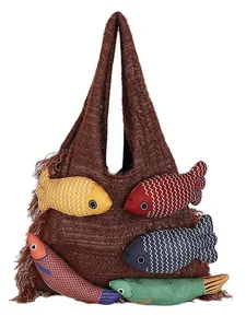Sac fourre-tout en tricot marron avec poissons colorés et détails de franges