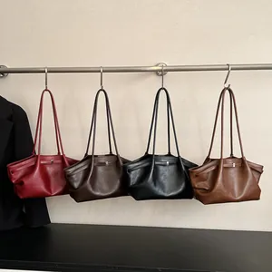 Détails de quatre sacs cabas vintage en cuir synthétique bordeaux, marron, noir et caramel