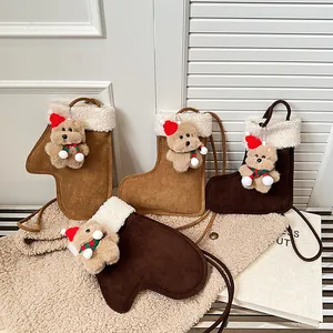 Détails des sacs bandoulière de Noël en daim avec charms ours et bordure en fourrure
