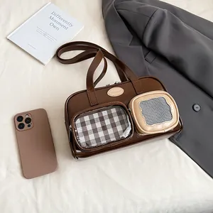 Detailansicht der braunen Kunstledertasche mit transparenter Tasche und Netz-Applikation