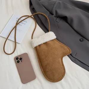 Détail du sac à bandoulière créatif en forme de moufle en suédine avec bordure en peluche
