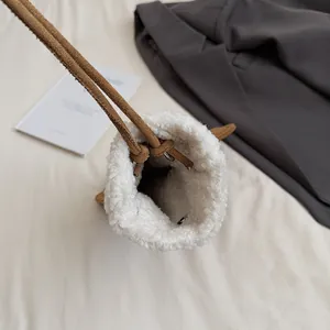 Sac seau d'hiver en fausse fourrure blanche avec cordon en daim et style élégant