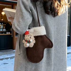 Détail du sac à main en daim marron foncé en forme de gant avec ours et fausse fourrure
