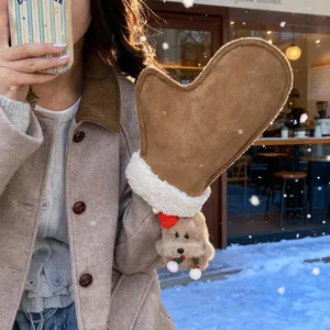 Détail de moufle en daim camel avec breloque chiot en peluche et bordure en fausse fourrure