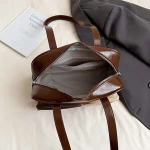 Draufsicht der dunkelbraunen Glanz-Handtasche mit grauem Innenfutter und Fach