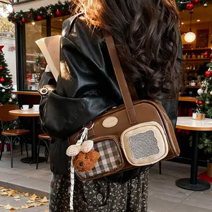 Braune Vintage Schultertasche aus PU-Leder mit Klarsichttaschen und Bärenanhänger