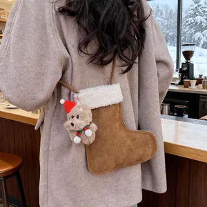 Détail du sac bandoulière botte de Noël avec poupée chiot en peluche et bordure polaire