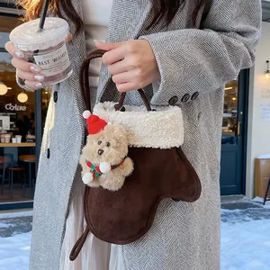 Détail du sac à main en daim en forme de chaussette avec bordure polaire et ours en peluche