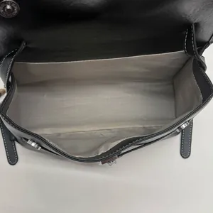 Interno della borsa tote vintage nera con cuciture bianche e ampio scomparto unico