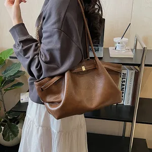 Grand sac cabas marron foncé en cuir au design minimaliste pour le travail quotidien