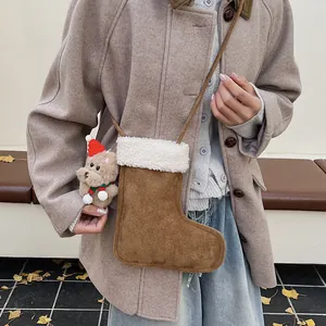 Détail du sac bandoulière en daim en forme de botte de Noël avec ours et bordure en polaire