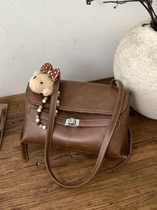 Borsa a Tracolla Vintage in Pelle PU Grande Capacità Con Cuciture a Contrasto e Ciondolo a Forma di Orsetto di Peluche per Donna