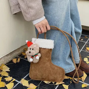 Détail du sac à main en daim marron en forme de botte de Noël avec ours peluche et fausse fourrure