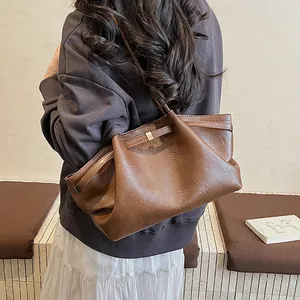 Vue détaillée arrière du sac cabas vintage en cuir PU marron avec bandoulière chic