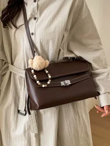 Borsa tote vintage marrone con catena di perline e peluche a forma di orso