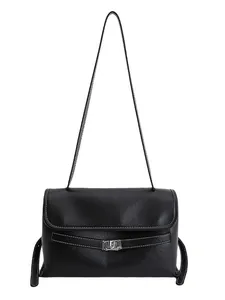 Borsa tote vintage nera con cuciture bianche e chiusura in argento su sfondo bianco puro