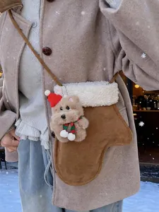 Sac bandoulière d'hiver en forme de chaussette en suédine avec peluche ours et fausse fourrure