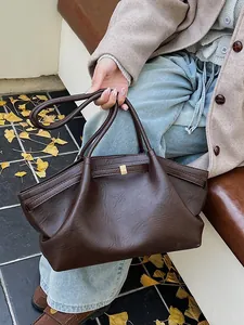 Grand sac cabas rétro marron foncé avec design plissé et fermoir métallique