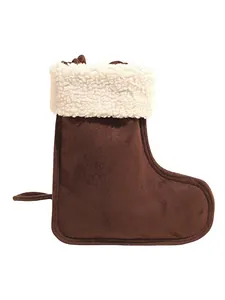 Chaussette de Noël en daim marron avec bordure en polaire blanche décorative