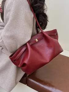 Grand sac cabas vintage bordeaux avec texture en cuir plissé pour femmes élégantes