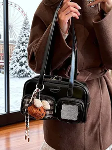 Glänzende schwarze Tragetasche mit Schachbrett-Tasche, Glitzer-Patch und Plüschbär-Anhänger