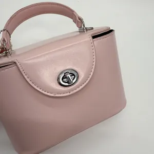 Detailansicht der rosa Leder-Box-Tasche mit silbernem Drehverschluss für Damen