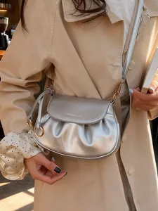 Sacoche selle plissée argentée pour femme avec boucles dorées et bandoulière chic