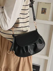 Sac bandoulière vintage plissé noir pour femme avec anneaux dorés et finition cuir mat