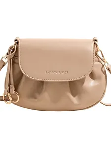 Sacoche selle beige minimaliste avec design plissé et détails dorés élégants