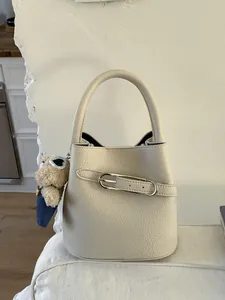 Borsa a Secchiello alla Moda in Pelle PU con Motivo Litchi per Donna Handbag Retro con Fibbia in Metallo e Ciondolo Orsetto