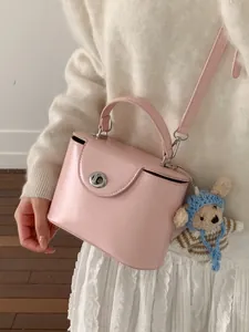 Rosa Box-Handtasche aus Kunstleder mit silbernem Schloss und süßem Bärenanhänger