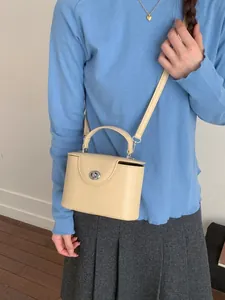 Schicke beige Handtasche in Box-Form mit silbernem Drehverschluss und Schultergurt